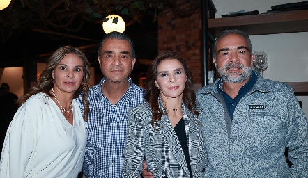 Lupita junto a sus hermanos, Gabriela, Alejandro y José Luis Mercado.