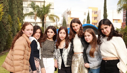  Julieta Veytia, Corina Casillas, Martina Ávila, Isa Lafuente, Fer Gutiérrez, Karol Olvera y Vale Arredondo.