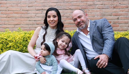  Jorge Puga y Gaby Carrillo con sus hijas Ana Fer y Vale.