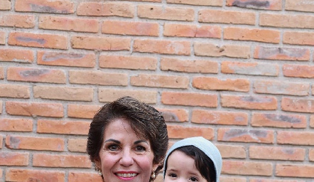  Tere Cifuentes con su nieta Ana Fernanda Puga.