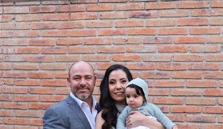  Jorge Puga y Gaby Carrillo con su hija Ana Fer Puga.