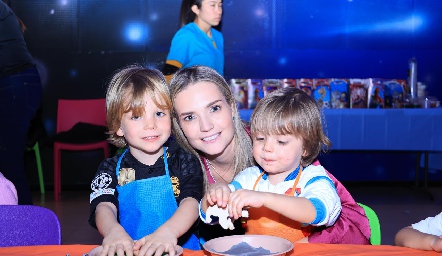  Miriam Huber y sus hijos Ale y Luca Valladares.