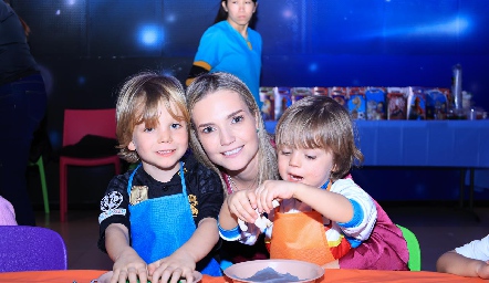  Miriam Huber y sus hijos Ale y Luca Valladares.