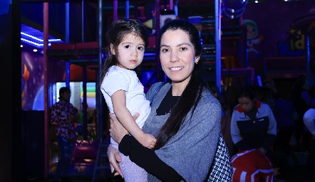  Gaby Carrillo y su hija Valeria Puga.