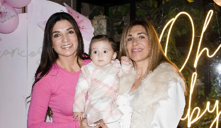  3 generaciones, Carla Moreno, Valentina y Mónica Celis.