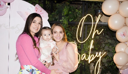  Carla Moreno con su hija Valentina y Fer Paredes.