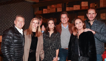  Héctor Galán, Isabel Marti, Daniela Rivero, Eduardo Gómez, Cristina Villalobos y Huicho Nava.