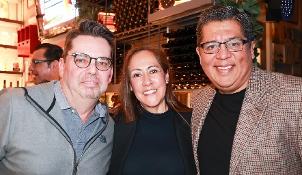  Toño Fonte, Martha García y Gilberto Rueda.