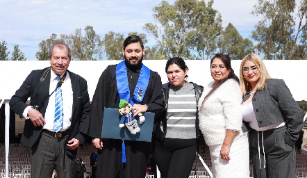  El graduado, Alan Prieto, junto con su familia.