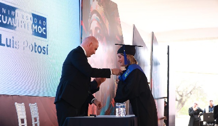  Astrid Gómez recibiendo su reconocimiento.