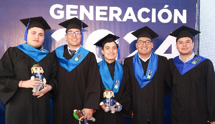  Alán Cruz, Roberto Iván, Luis Moratín, Yaril Hernández y Carlos Antonio, graduados en odontología.