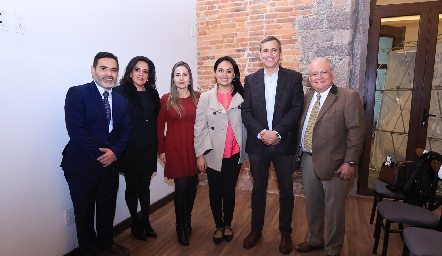  Víctor Fierro, Gabriela Ramírez, Dra. Brisa del Roció Pérez, Sol Pastrana, Ricardo Martínez Díaz y Raúl Castellanos.