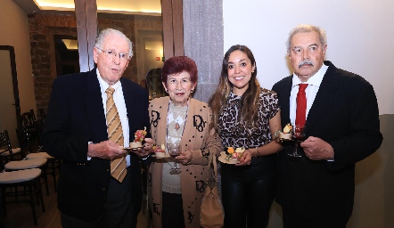  Dr. Jorge Cermeño, Cuquis García, Liliana Bravo y Ándres.