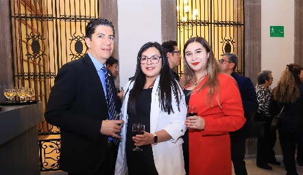  Jorge Solís, Valeria Jaramillo y Paloma Benítez.
