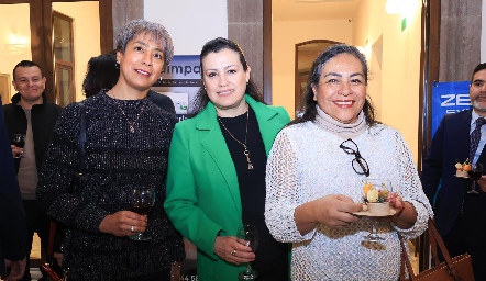  Gabriela Orozco, María Rosa y Verónica Mendoza.