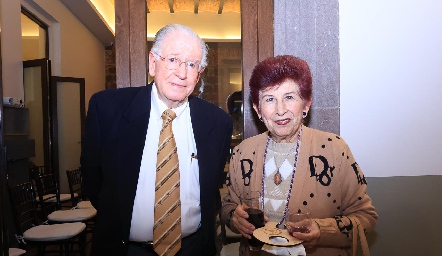  Dr. Jorge Zermeño y Cuquis García.