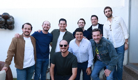  Patricio Valle con sus amigos.