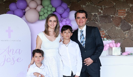  Ana Isabel Navarro y Víctor Huerta con sus hijos Lorenzo y Víctor.