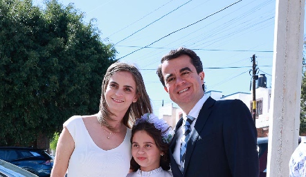  Ana Jose Huerta con sus papás Ana Isabel Navarro y Víctor Huerta.
