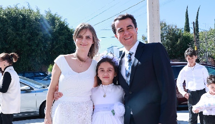  Ana Jose Huerta con sus papás Ana Isabel Navarro y Víctor Huerta.