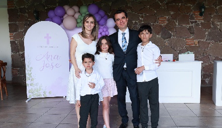 Ana Isabel y Víctor Huerta con sus hijos Lorenzo, Ana Jose y Víctor.