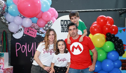  Eunice Camacho y Manuel Labastida, con sus hijos, Paula y José Manuel Labastida.