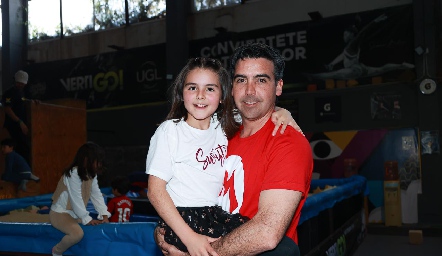  Paula con su papá, Manuel Labastida.