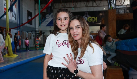  Paula con su mamá, Eunice Camacho.