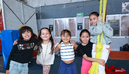  Paula Navarro, Sofía Damm, Victoria Benítez, Marbella Leyva y Valentina Valencia.