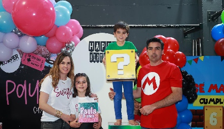  Eunice Camacho y Manuel Labastida con sus hijos Paula y José Manuel.