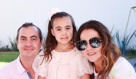  Christian Almazán y Fernanda Castillo con sus hijas María Pía y Macarena.