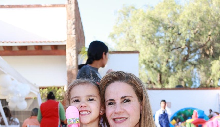  Michelle Baeza con su hija, María José Cortés.