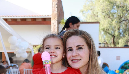  Michelle Baeza con su hija, María José Cortés.