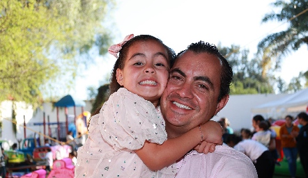  Macarena con su papá, Christian Almazán.