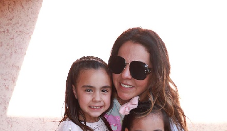  Fer Castillo con sus hijas, María Pía y Macarena Almazán.