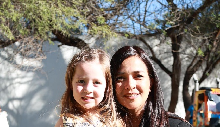  Lorena Cerda con su hija, Ximena Luna.