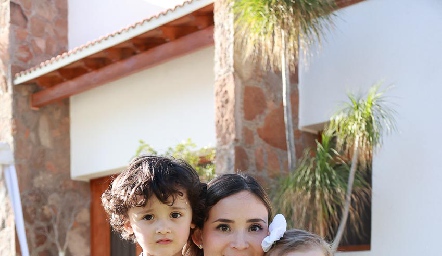  Paulina Tello con sus hijos, José Manuel y Ana Victoria Paredes.