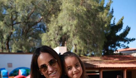  Gloria Leal con su hija, Roberta Enríquez.