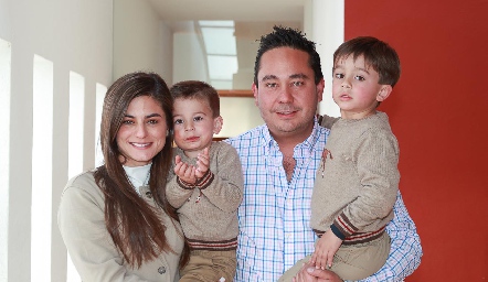  Verónica Romero y Ángel Torres con sus hijos, Emilio y Ángel Torres.