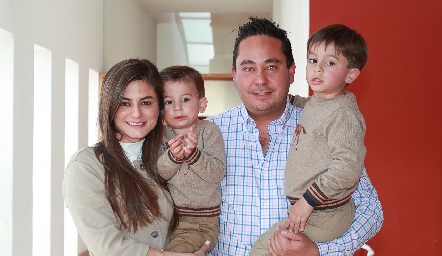  Verónica Romero y Ángel Torres con sus hijos, Emilio y Ángel Torres.