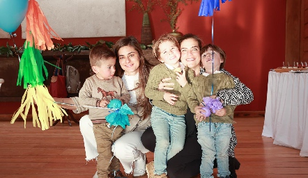  Verónica Romero y Danitza Lozano con sus hijos.