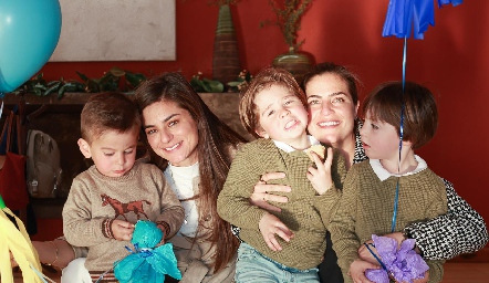  Verónica Romero y Danitza Lozano con sus hijos, Ángel, Daniel y Diego.