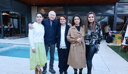 Fernanda Félix, Salvador Félix, Elsa Beltrán, Paola Félix y Elsa Félix.