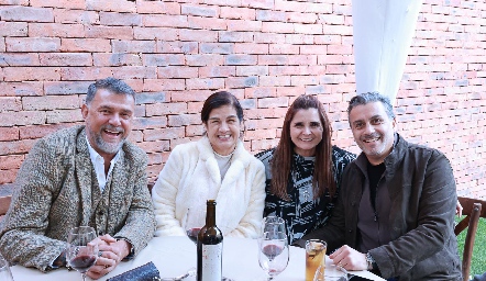  Tenoch González, Claudia González, Elsa Félix y Samuel Tacea.