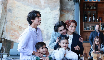  Elsa Beltrán de Félix con sus nietos, Manuel, Alejandro, Ale y  María Fernanda.