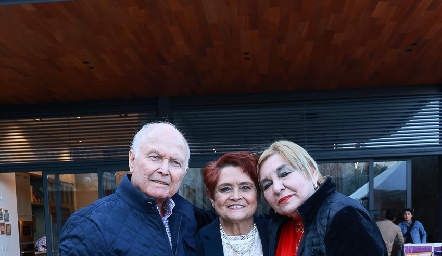  Salvador Félix, Elsa Beltrán de Félix y Nora de León.