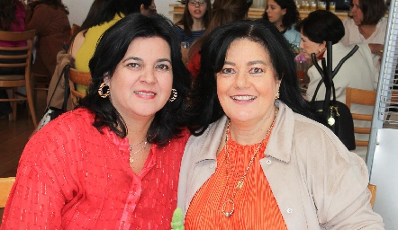  Cynthia Sánchez y Lourdes del Valle.
