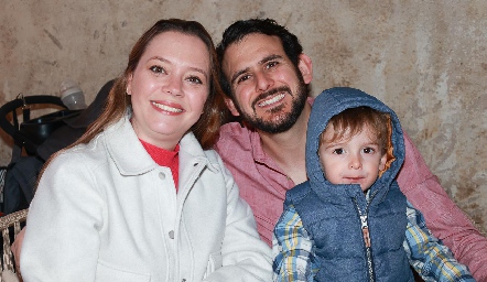  Marcela O´Farril y Mauricio Valdés con su hijo Mauricio.