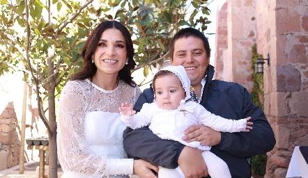 Carla Moreno y Aurelio Cadena con su hija Valentina.