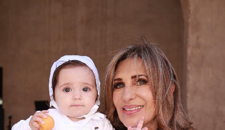  Mónica Celis y su nieta, Valentina Cadena.